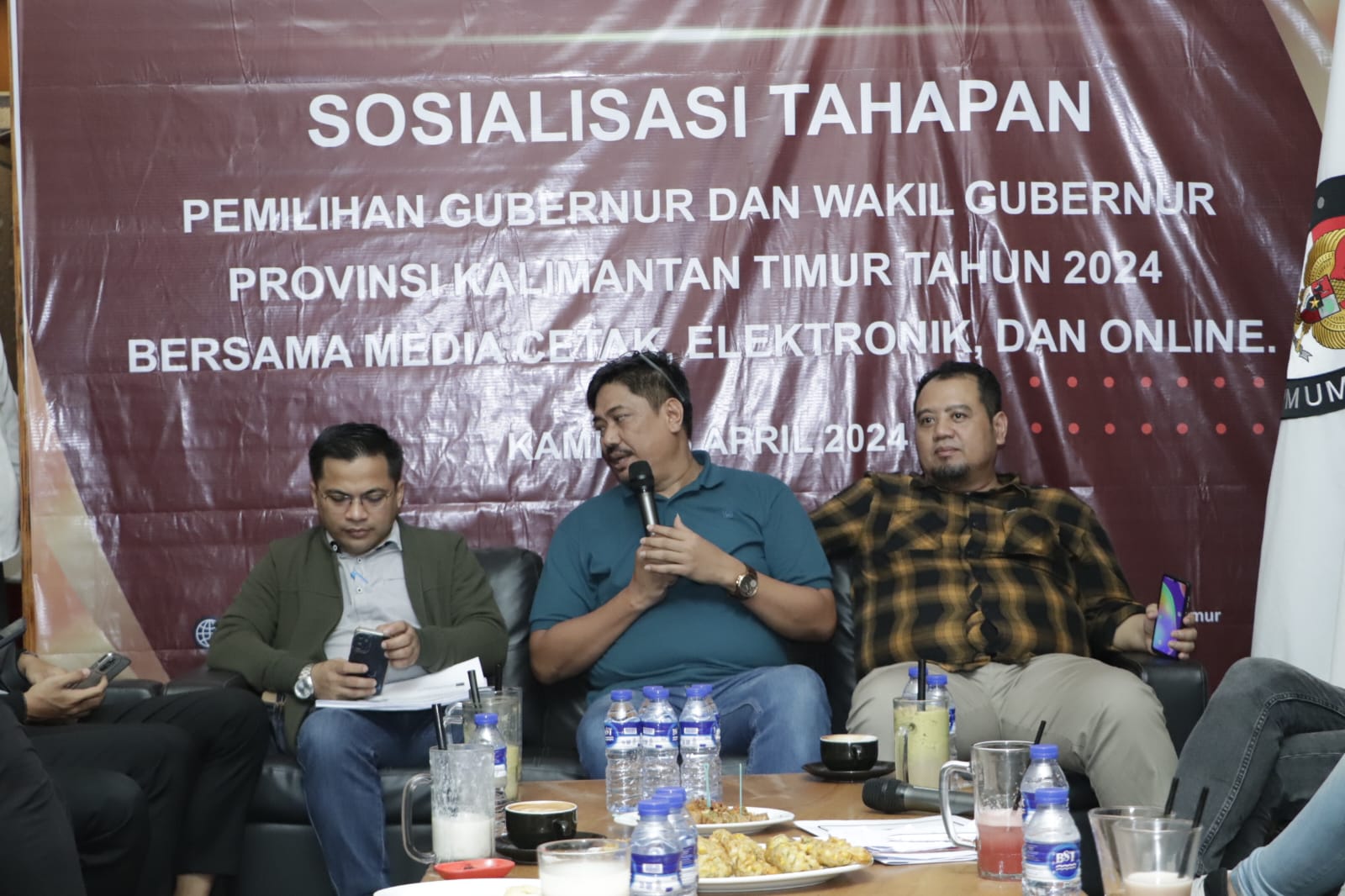 Samarinda- Solsialisasi dengan media Elektronik Cetak dan Online tenang Tahapan pemilihan Gubernur dan Wakil Gubernur Kalimantan Timur tahun 2024 yang dilakukan oleh Komisi Pemilihan Umum (KPU) Kaltim di Jl juanda Resto Bandar Samarendah. 25/24.