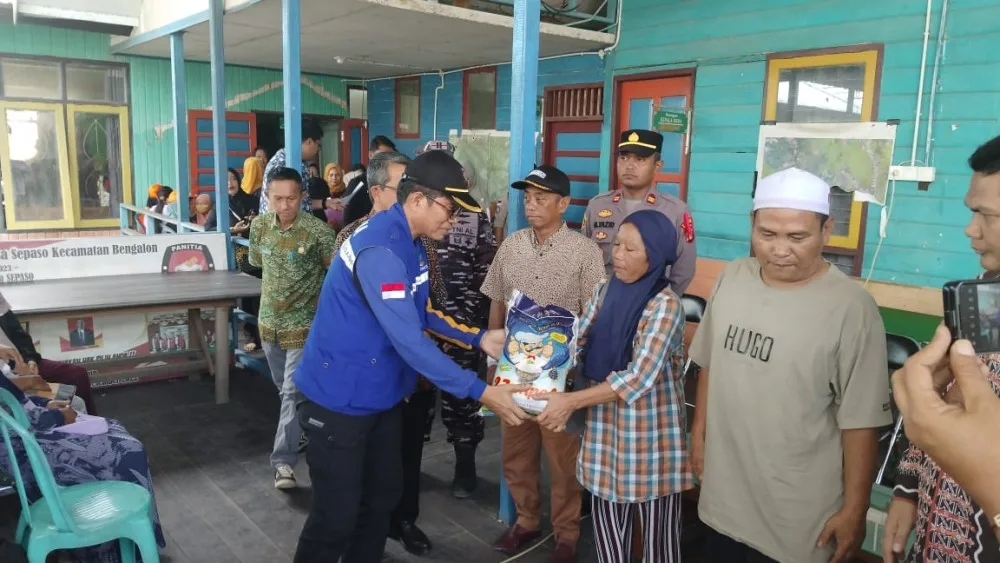 Pemprov Kaltim Menyerahkan Bantuan logistik Kepada Masyarakat Kutai Timur