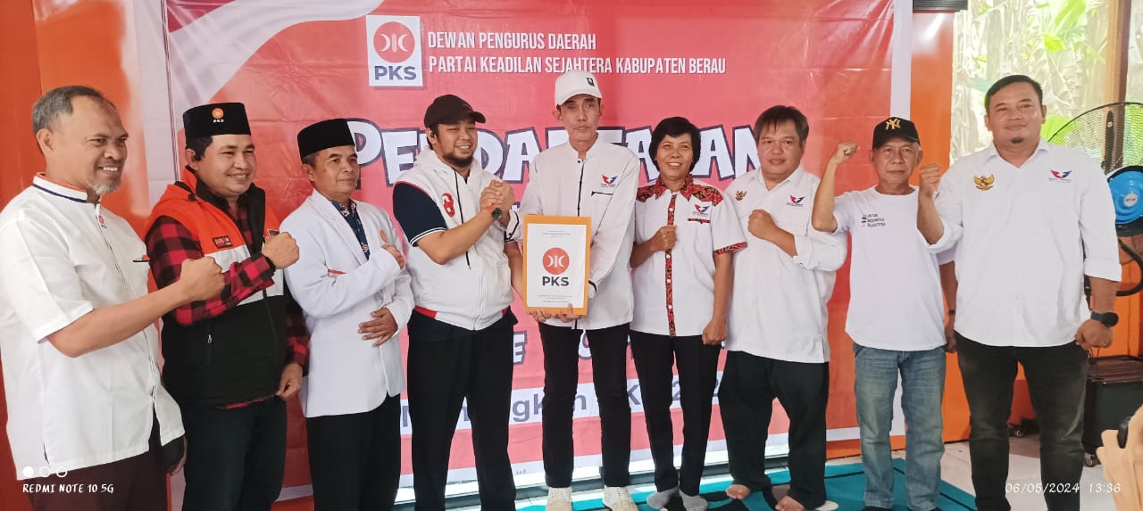 Agus Uriansyah menggunakan topi warna putih pada saat mengambil formulir di kantor sekretariat partai PKS Berau