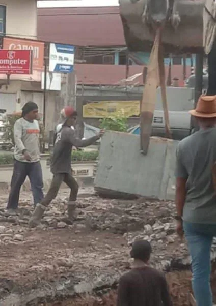 Proyek Pekerjaan Saluran Beton U-Gatter di jalan Pemuda, Pihak Kontraktor Maupun Pelaksana Proyek Abaikan K3 Dalam Bekerja.