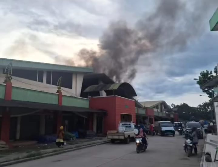 Si Jago Merah Kembali Beraksi Satu Unit Bangunan Ruko Pasar Adji Dilayas Ludes Terbakar. Kerugian Diperkirakan Mencapai puluhan juta.