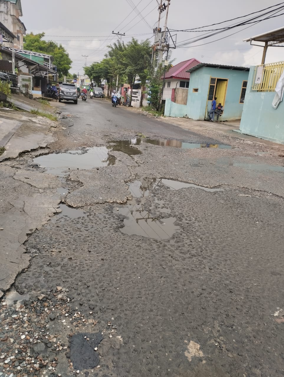Warga Jalan Adityarman Tarakan Barat Keluhkan Jalan Yang Berlobang, Jangan Sampai Ada Pengendara Yang Jatuh. Instansi Terkait Dapat Segera Memperbaikinya