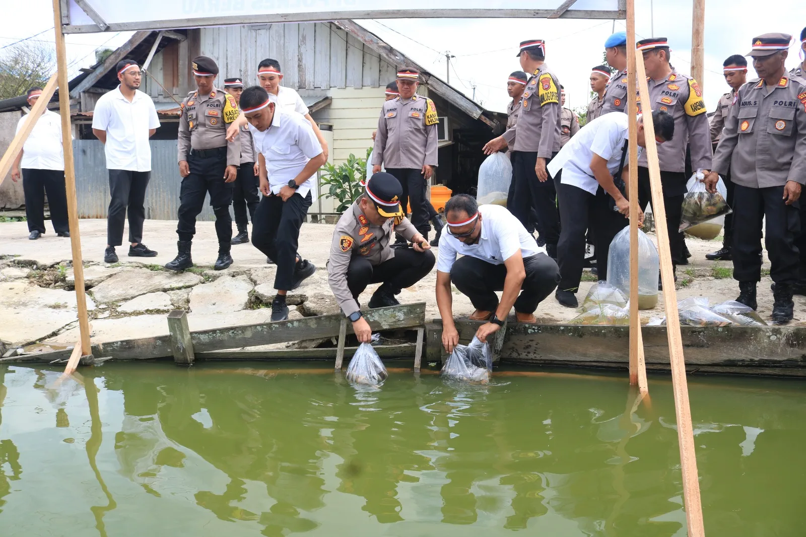 Polres Berau Tabur Benih Ikan Dukung Ketahanan Pangan dalam Peringatan HUT Bhayangkara ke-78 Tahun 2024