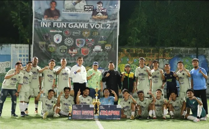 Ketua KONI Berau Ir Taufan Majid dengan menggunakan baju kemeja warna hijau memakai topi disampingnya ketua DPD Partai Perindo Berau Agus Uriansyah menggunakan sweater warna putih pasangan serasi membesarkan olahraga di Berau