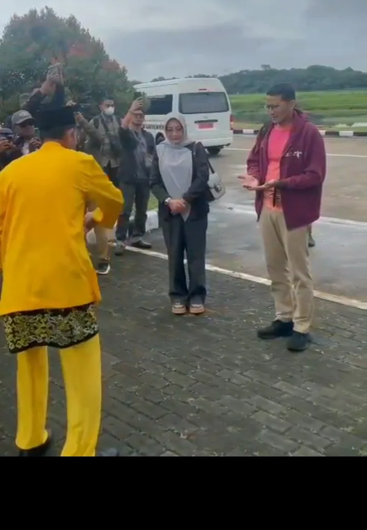Tiba Di Kabupaten Berau Menparekraf Sandiaga Salahuddin Uno Mencicipi Nasi Kuning Di Tepian Jalan Ahmad Yani