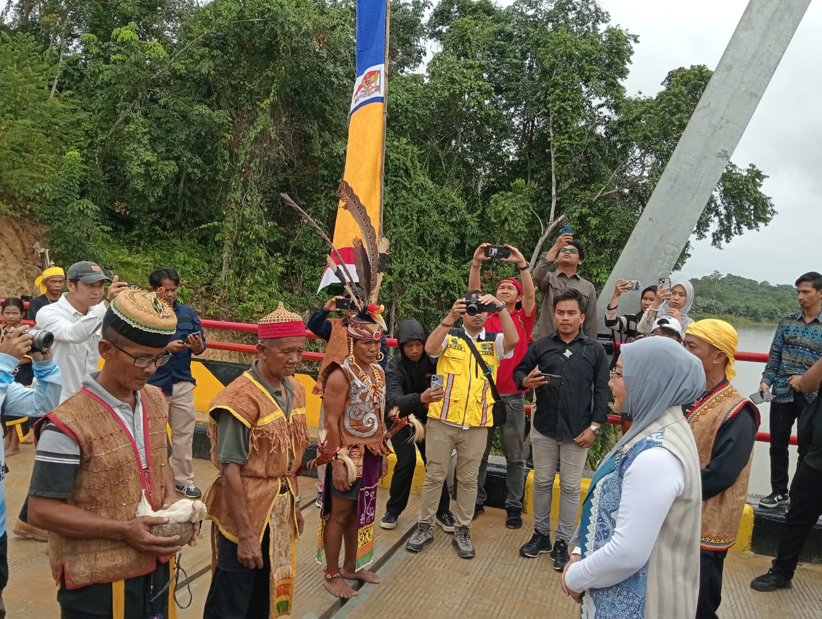 Resmikan Jembatan Kelay VII Kampung Inaran Sekaligus Pelaksanaan Festival Budaya Adalah Bukti Pemkab Berau Dalam Melestarikan Seni Budaya Dan Meningkatkan Infrastruktur Di Perkampungan.
