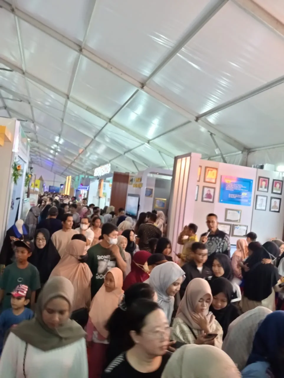 Hujan Tak Menghalangi Ribuan Masyarakat yang antusias Menyaksikan 2 musisi jakarta Serta Keberhasilan Pemerintah Kabupaten Berau Dalam Membangun Sektor Ekonomi, Wisata Serta UMKM.