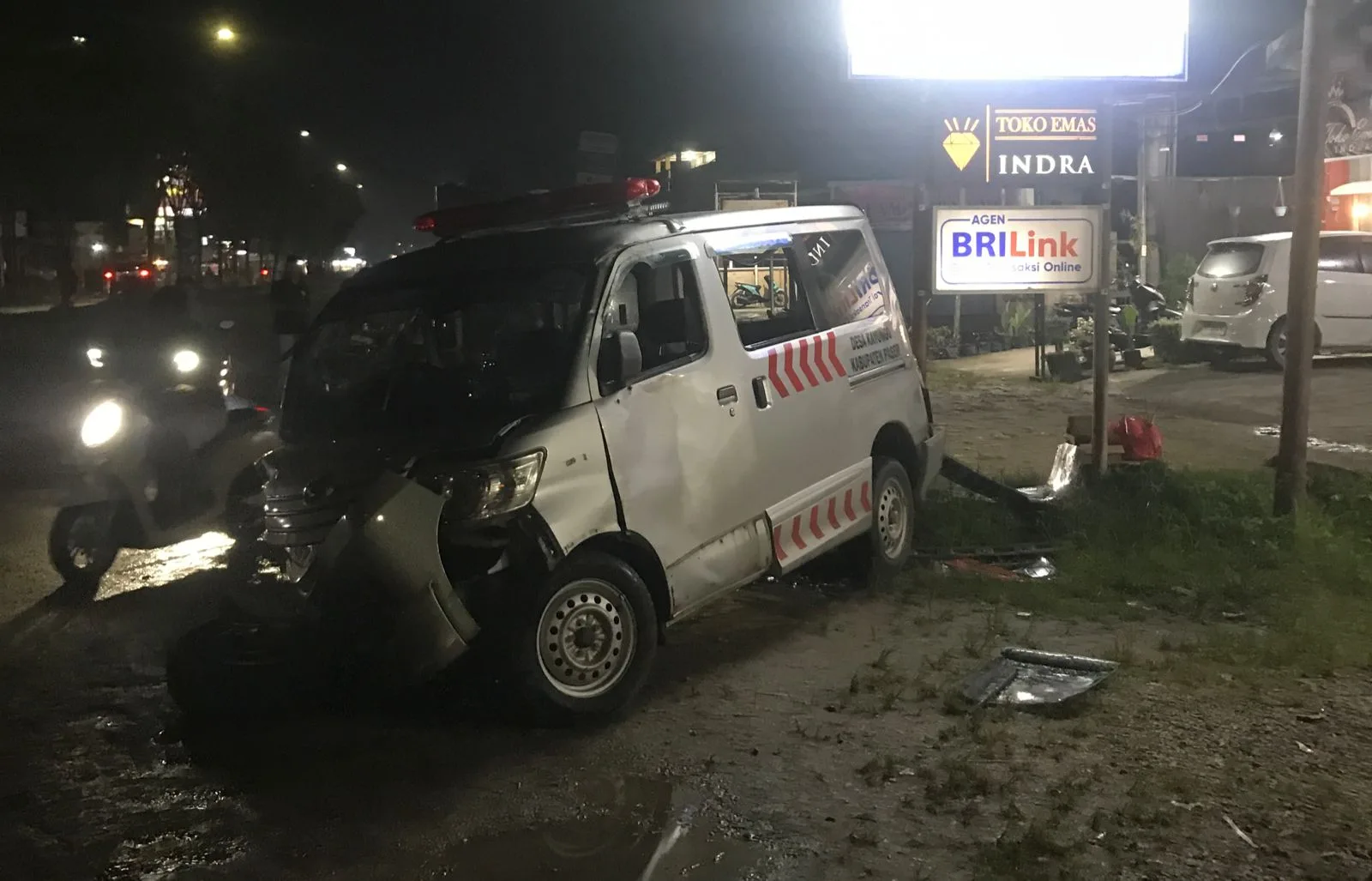 Laka Lantas Antara Ambulance VS Mobil Pengangkut Ayam Diduga Karna Senggolan Antar Kendaraan
