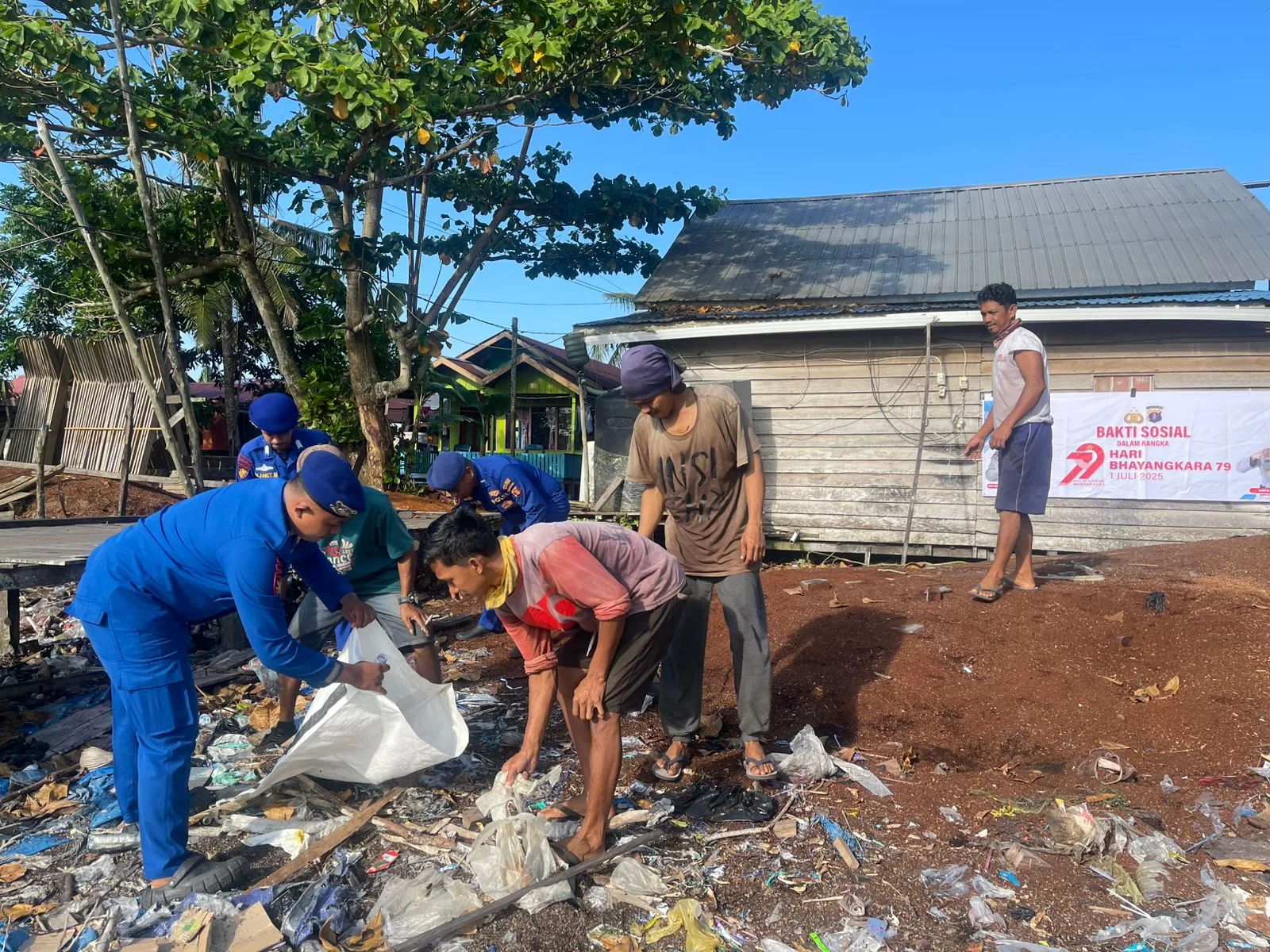 Satpolairud Polres PPU Gelar Aksi Bersih Pesisir, Semarakkan HUT Bhayangkara ke-79
